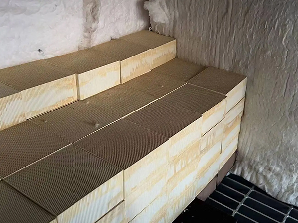 6745343ca3d6a.jpg CO催化劑裝填現場.jpg